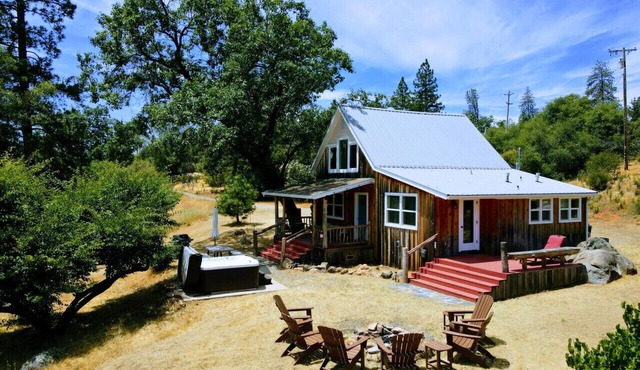 Couples 1 Bedroom Cabin, HOT TUB, FIRE-PIT, PETS on 40 acres! in Mariposa