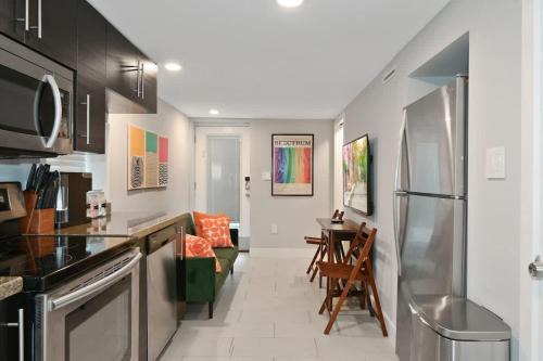 Cozy Mid-Century Apartment Steps From Restaurants #DCottage in Washington