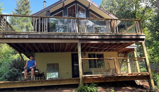 Cozy, secluded 3 bedroom, 2 bathroom + loft home.Where the sea and forest meet in Sooke