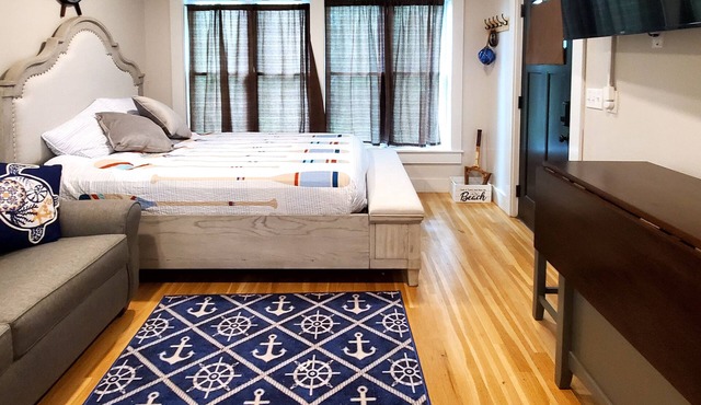 Cozy studio with free WiFi, private deck & kitchenette - walk to downtown in Oak Bluffs