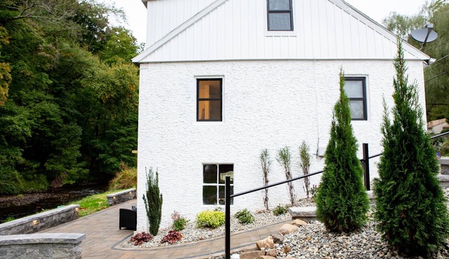 Creekside Cottage with beautiful patio and hot tub! in Birdsboro