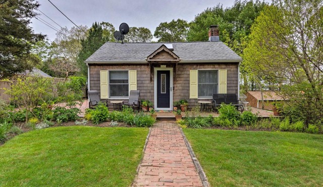 Cute East Hampton Cottage w/Patio - Walk to Beach in East Hampton