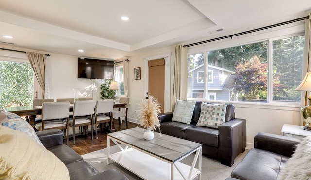 Deck, Yard & Game Room: Fun-Filled Redmond Home in Redmond