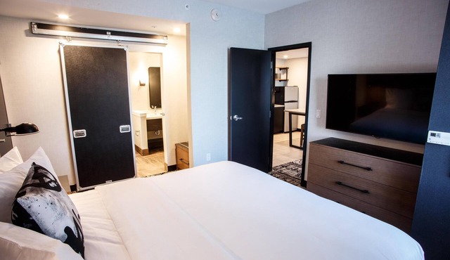 Deluxe Queens ADA Hearing and Mobility Accessible w/roll-in shower -Free Wifi in Lititz