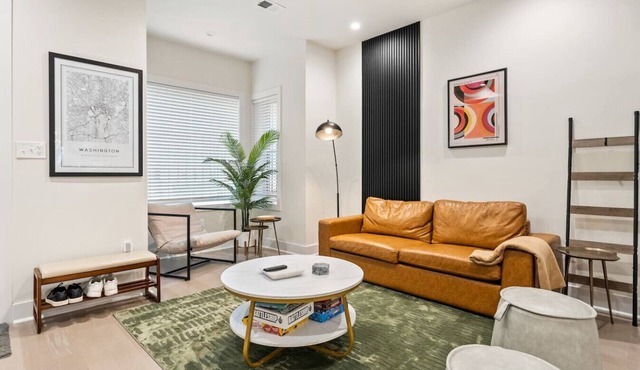 Designer 3BR DC Home | King Bed, Family‑Friendly in Washington