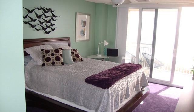 DIRECT OCEANFRONT, MODERN, GREAT N & S VIEWS, WIFI, FULLY EQUIPPED KITCHEN in North Myrtle Beach
