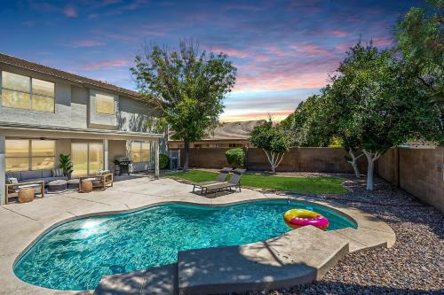 Dos Palmas - Gilbert Poolside Retreat in Gilbert
