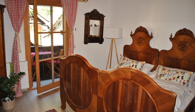 Double room with mountain view and shared bathroom - Pension Leopoldine in Hallstatt