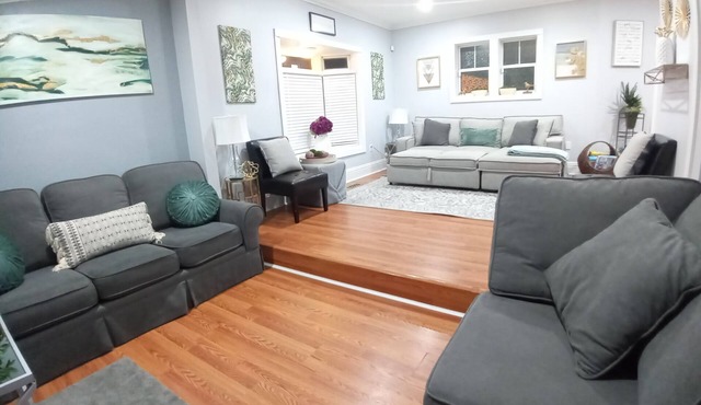 Downtown DC. Heart of Eckington Sleeps 14 4BR 8 Beds + 3.5 Baths 3-Car Parking in Washington