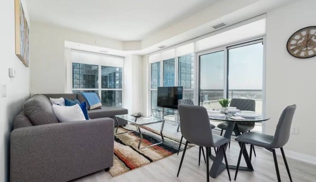 Downtown Toronto 2BR Home with Fitness Room in Toronto