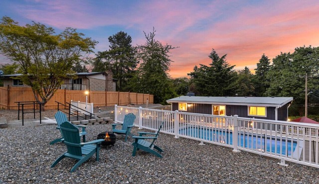 Elegant 4BR/3BA Villa Hot Tub & Resort Perks Pool Closed for Winter in Seattle