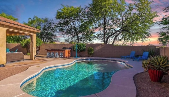 Elegant desert getaway. 4 bedroom 2.5 bath. Sleeps 8. Heated pool. Outdoor BBQ. in Oro Valley