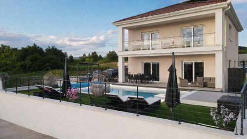 Entire Vacation Home - Heated Pool,Jacuzzi & Sauna in Grimalda