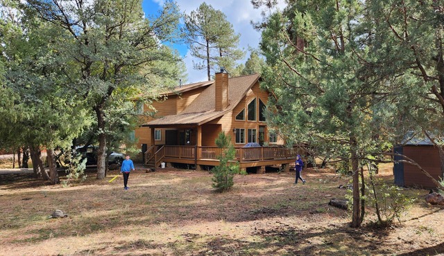Escape to the perfect family mountain cabin in the cool pines in Pine