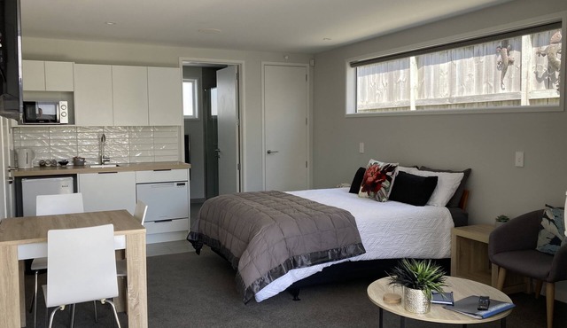 Executive Studio Retreat – 400m to the Beach in Mount Maunganui