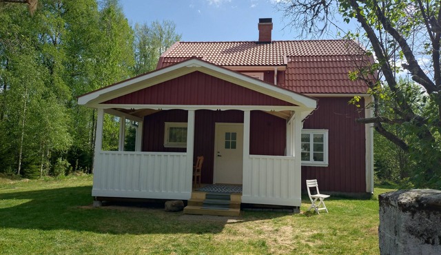 Fäbron Traditional Swedish house for 6 people right next to a river. in Gräsmark