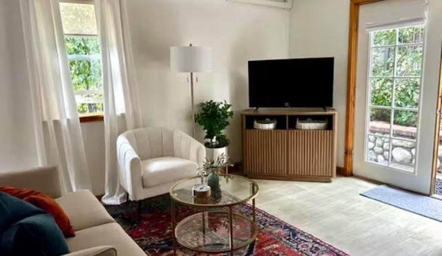 Fabulous studio in Hollywood Hills in Los Angeles