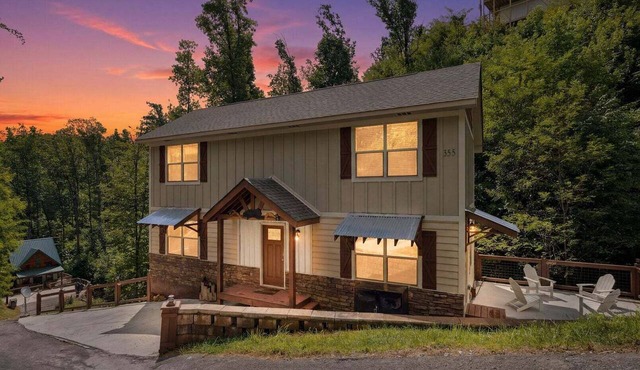 Falling Brook – Cozy Creekside Cabin with Hot Tub, Game Loft & Dog-Friendly Comfort in Gatlinburg