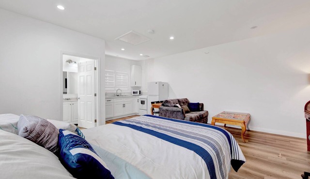 Fantastic studio-suite cottage with AC near SoFi Stadium in Los Angeles