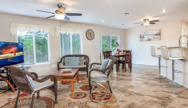 Fantastic vacation home with large lanai, private washer/dryer, and WiFi in Keaau