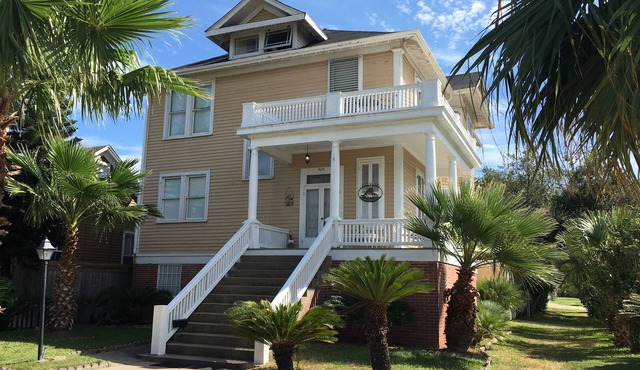 Featured in Oct Coast Magazine! Pirate House with mini nightclub & Pirate Pub! in Galveston