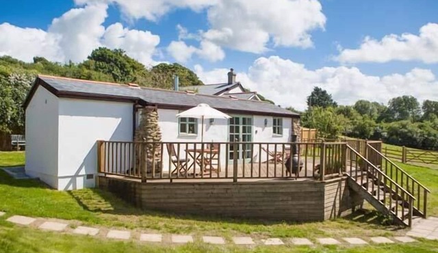 FIVE ELEMENTS STUDIO, pet friendly, with hot tub in St Agnes in Truro