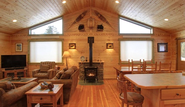 Fox Den Lodge: 3-bedroom lodge style retreat, just 7 minutes from Yellowstone. SAUNA in West Yellowstone