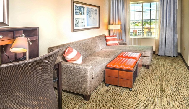 Free Breakfast Buffet, Indoor Pool. King Suite Near University of Colorado Hospital. in Denver