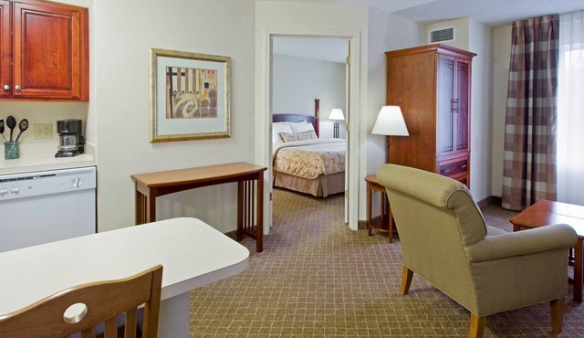 Free Breakfast Buffet. Outdoor Pool. Great for Groups + Only 30 Min from Six Flags! in Cranbury