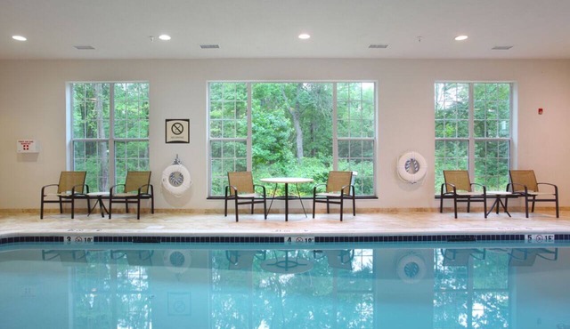 Free Breakfast. Indoor Pool. Quick Drive to Rutgers University! in North Brunswick