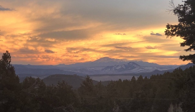 Ft Figston Paradise with Pikes Peak View, Gourmet Kitchen & Trager in Conifer