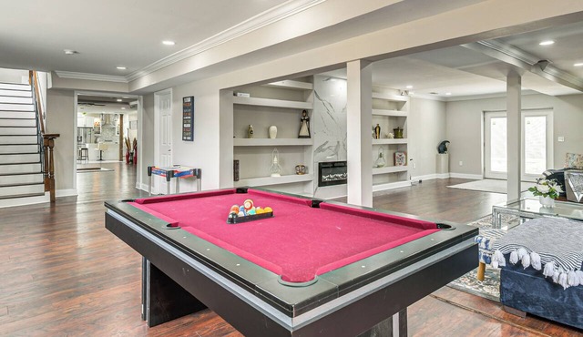 Game Room, Private Yard! Temple Hills Family Home in Temple Hills