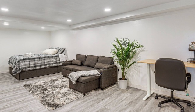 Gateway to DC! Quiet Clinton Apt w/Workspace in Clinton