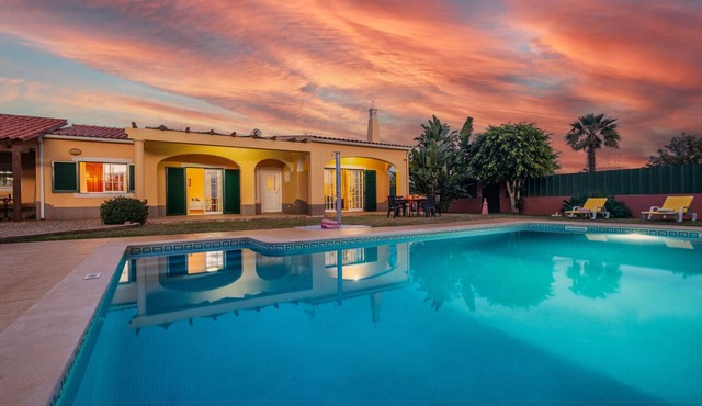 Getaway w/heatable pool and jacuzzi in Albufeira in Albufeira