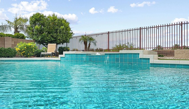 Golf Views, Heated Pool, Spa, Grass, Games FUN! in Gilbert