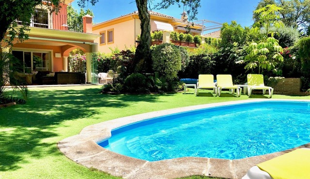 Golfers & Beach Villa with heated pool in Marbella