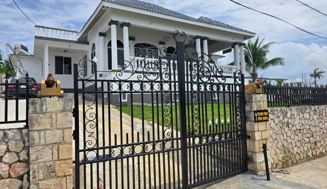 Gorgeous 4-bedroom house with AC in lively Montego Bay in Montego Bay