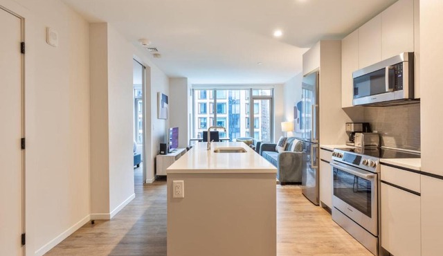 Gorgeous Apt with Pool Views in Boston