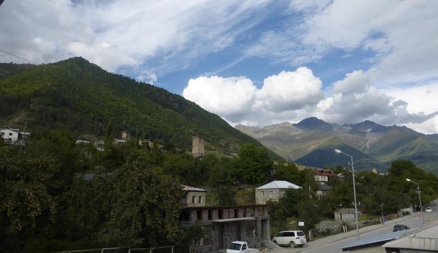 Guesthouse Mabu - 4 Newly Built Rooms in the Heart of Mestia