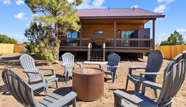 Happy Pines Hideaway | Fire-pit, Pet Friendly! in Heber-Overgaard