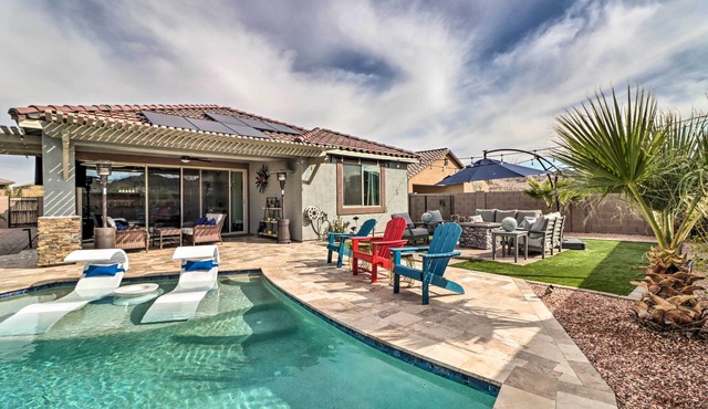Heated Pool + Putting Green: Goodyear Retreat! in Goodyear