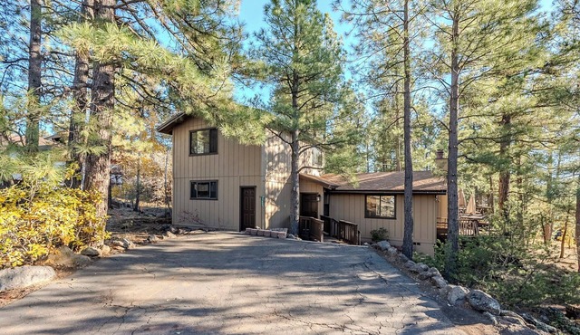 HIDDEN VISTA: Distance views from private oversized deck nestled in cool pines. in Munds Park