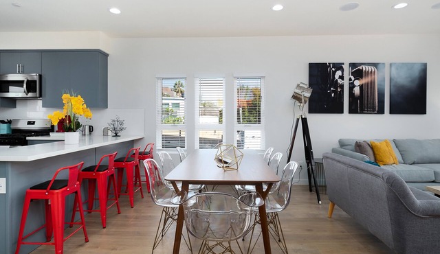 ✩★ HOLLYWOOD 3B/3.5B ✩ SPACIOUS AMAZING NEW BUILDING ✩ HOT TUB! ✩ 2 CAR GARAGE in Los Angeles