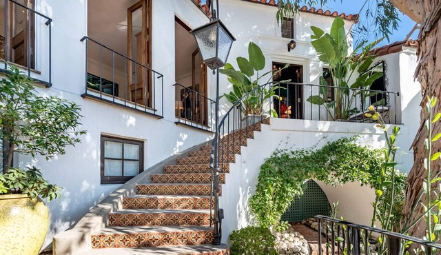 Hollywood Hills Retreat | Views, Chef's Kitchen, Walk to Hollywood Bowl + Parking in Los Angeles