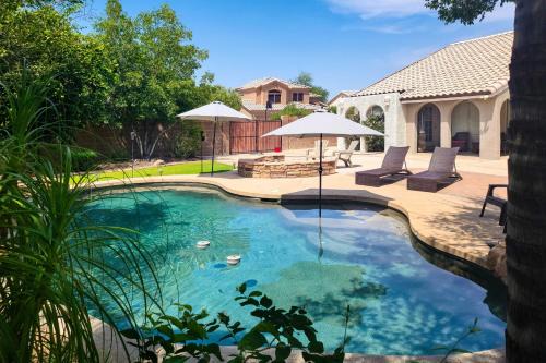 Hot Tub & Fire Pit: Phoenix Oasis Near Hiking! in Phoenix