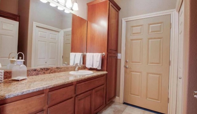 Immaculate Unit, pool,large landscaped yard! in Oakdale