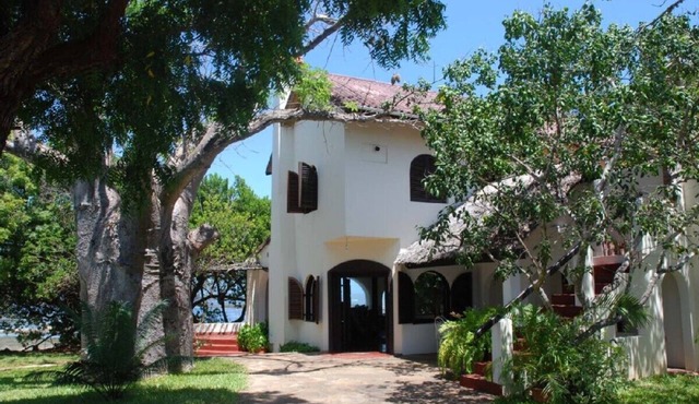 Kenyan family villa with beautiful pool, private beach access, stunning views. in Malindi