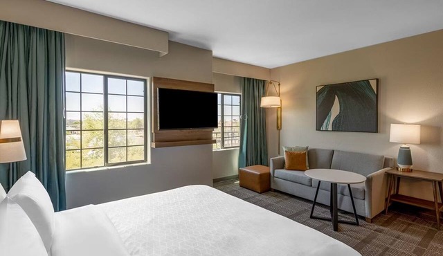 King Studio Suite | Free Breakfast + Pool in Glendale