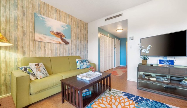 Kona Plaza#217 Amazing Location. In Heart of Kona town. Ac & Elevators! in Kailua Kona