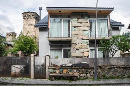 Korte Hotel Sleeps 14 with Courtyard